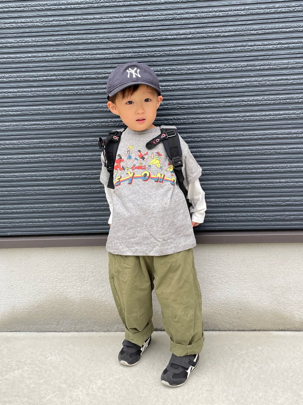 グレー系のTシャツ/カットソー、ホワイト系のTシャツ/カットソー、グリーン系のその他パンツを着用したキッズの春コーディネートの3枚目の写真