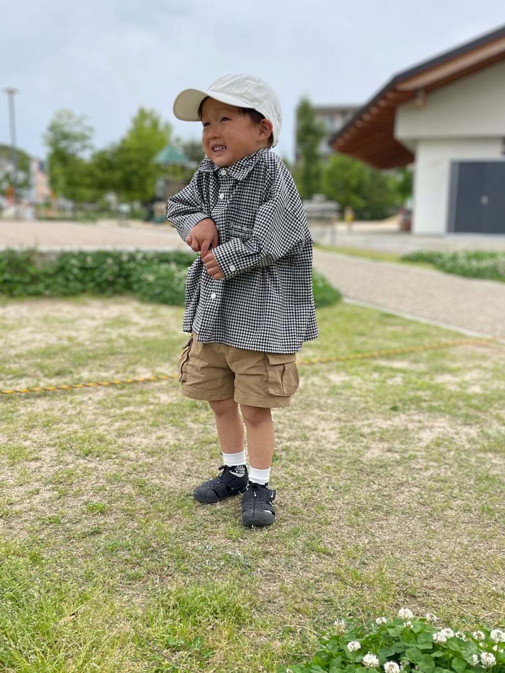 ブルー系のTシャツ/カットソー、ブラック系のシャツ/ブラウス、ベージュ系のその他パンツを着用したキッズの春コーディネートの5枚目の写真