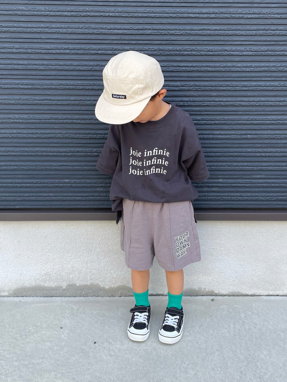 グレー系のTシャツ/カットソー、グレー系のスウェットパンツ、ブラック系のスニーカーを着用したキッズの夏コーディネートの2枚目の写真