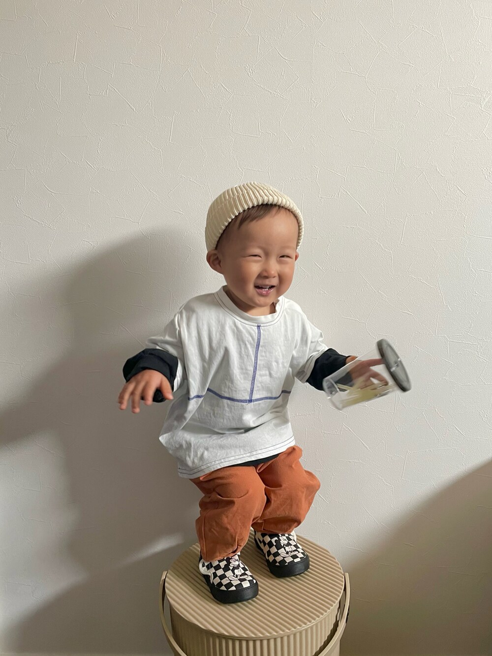 ブラック系のTシャツ/カットソー、ホワイト系のTシャツ/カットソー、オレンジ系のパンツを着用したキッズの春コーディネートの3枚目の写真