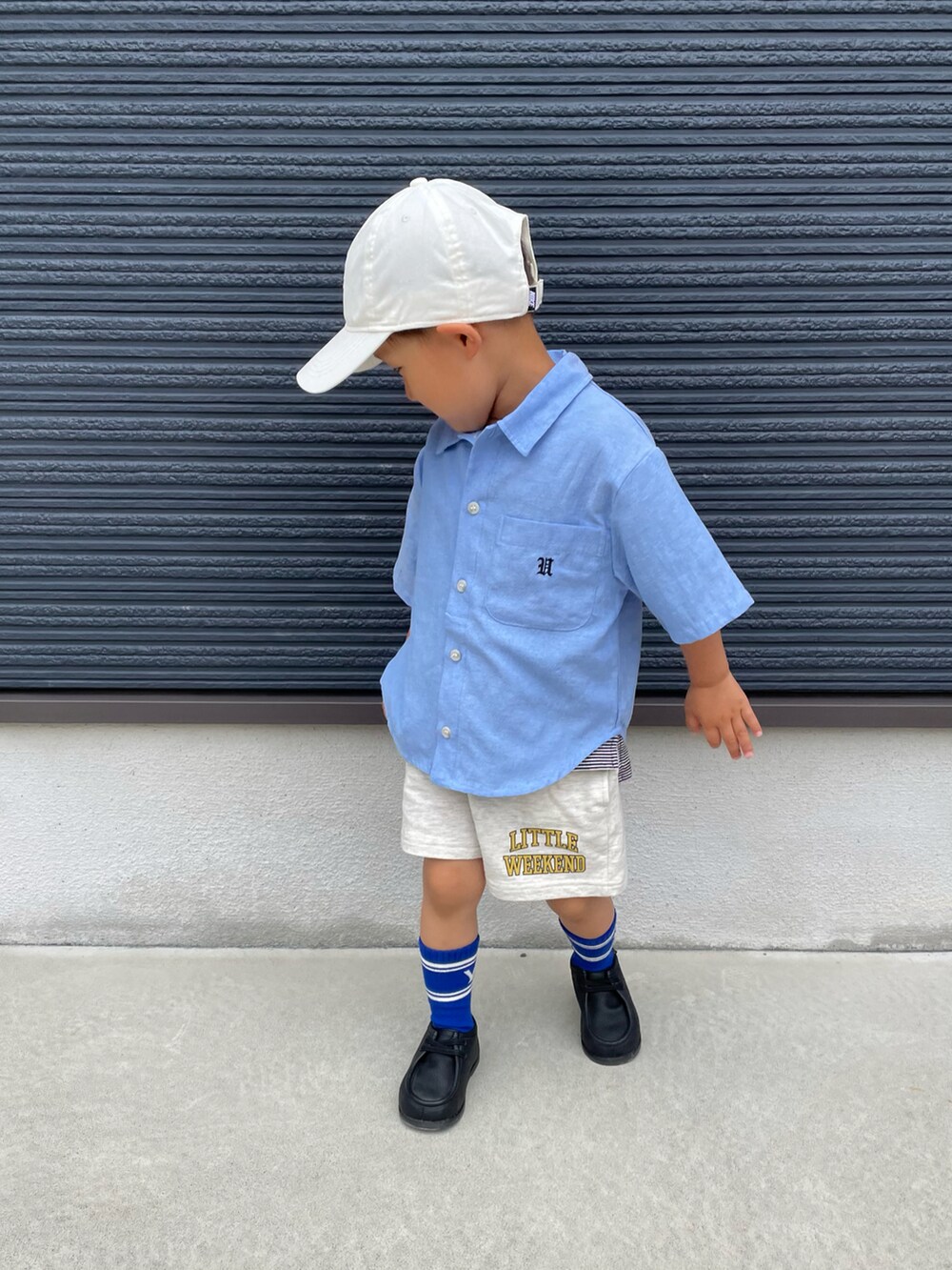 ブルー系のシャツ/ブラウス、ホワイト系のセットアップ、ブラック系のブーツを着用したキッズの夏コーディネートの3枚目の写真