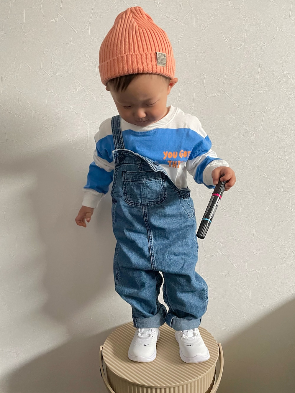 ホワイト系のTシャツ/カットソー、ブルー系のサロペット/オーバーオール、ホワイト系のスニーカーを着用したキッズの春コーディネートの5枚目の写真