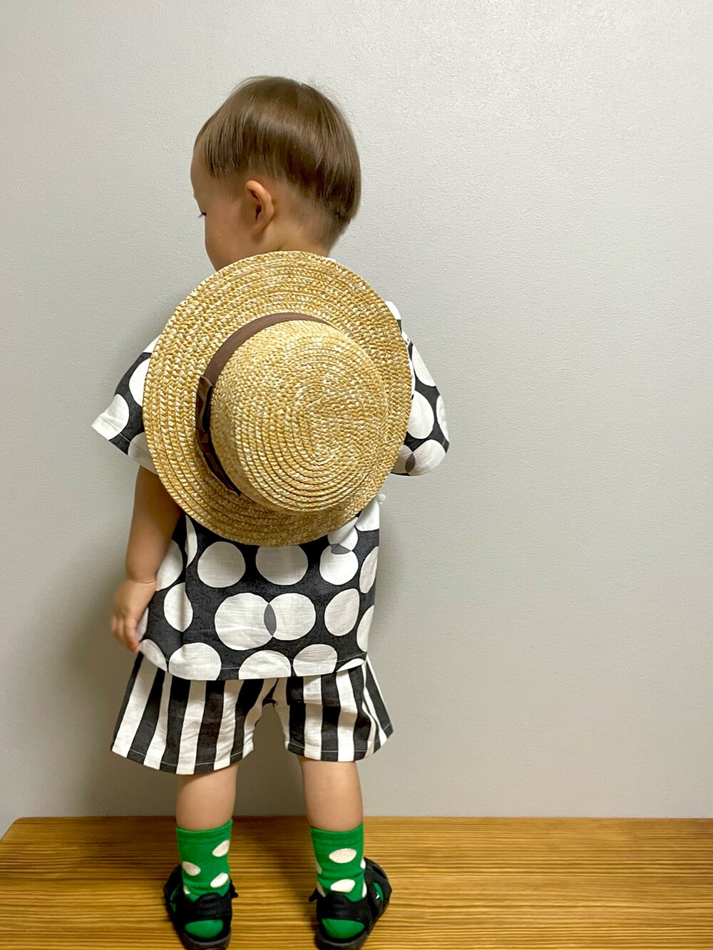 ブラック系のサンダル、ブラウン系のハット、グリーン系のソックス/靴下を着用したキッズの夏コーディネートの3枚目の写真