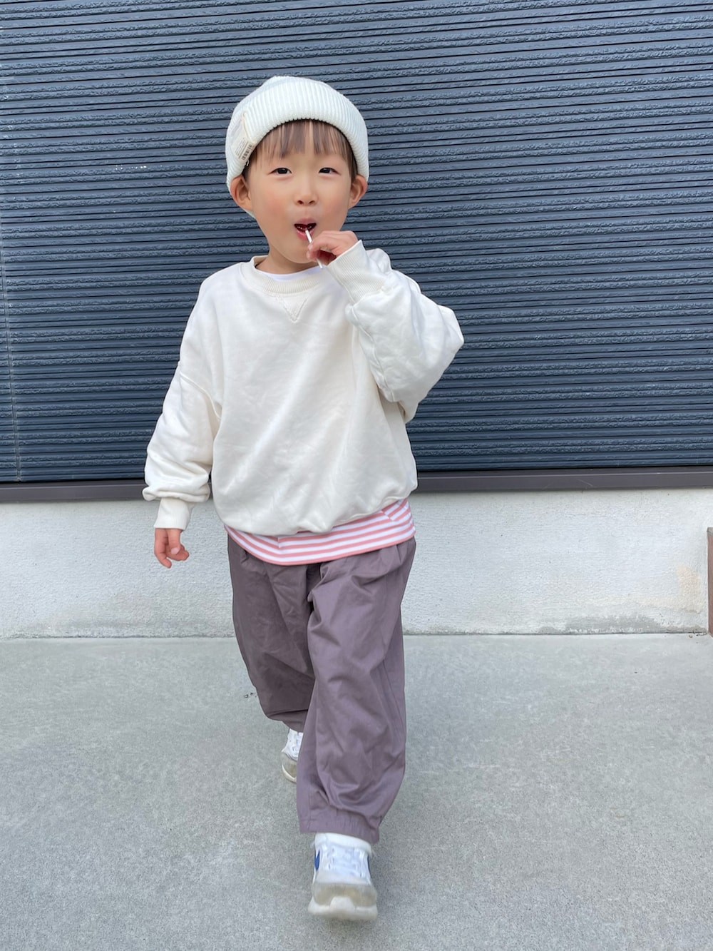 ピンク系のTシャツ/カットソー、ブラウン系のその他パンツ、ベージュ系のシューズを着用したキッズの冬コーディネートの3枚目の写真