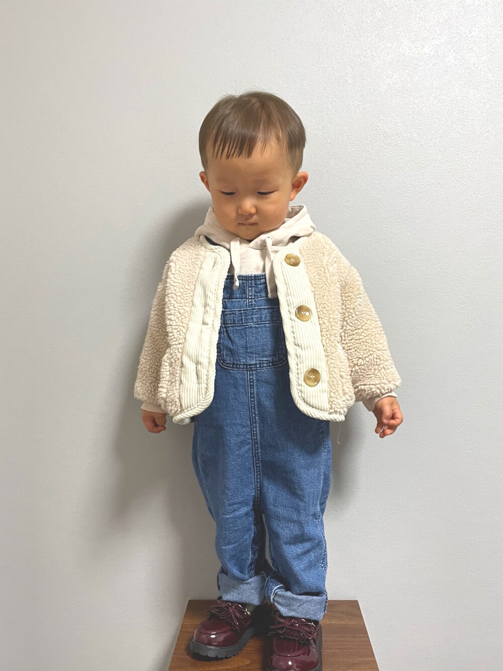 ホワイト系のノーカラージャケット、ブルー系のサロペット/オーバーオール、その他のローファーを着用したキッズの冬コーディネートの3枚目の写真