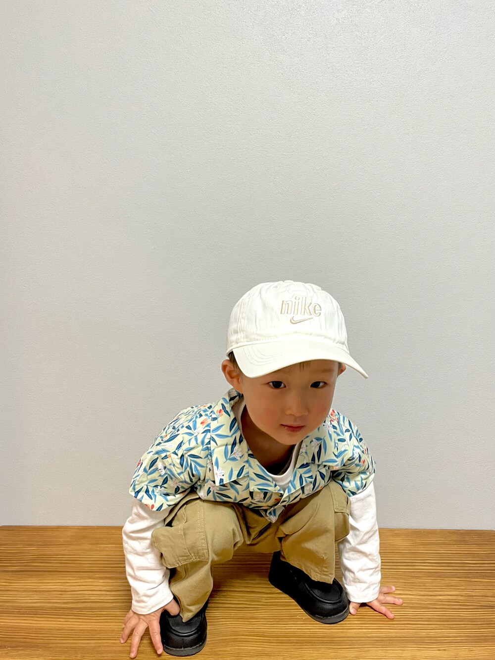 グリーン系のシャツ/ブラウス、ホワイト系のTシャツ/カットソー、ベージュ系のカーゴパンツを着用したキッズの春コーディネートの4枚目の写真