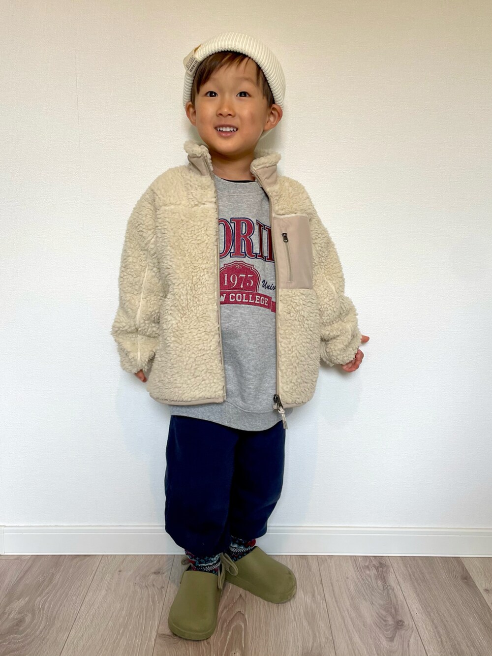 ベージュ系のその他アウター、グレー系のスウェット、ブルー系のスウェットパンツを着用したキッズの冬コーディネートの5枚目の写真