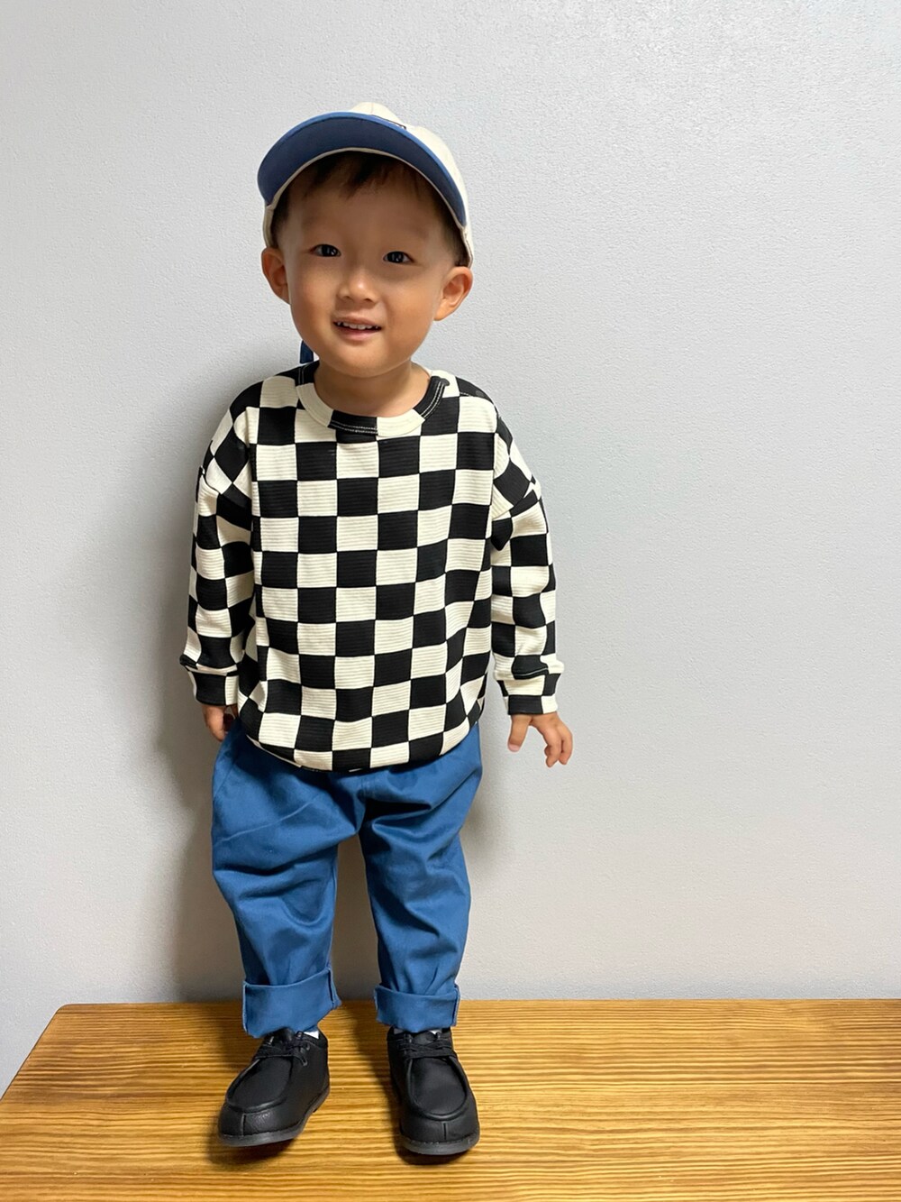 グリーン系のその他アウター、ブラック系のTシャツ/カットソー、ブルー系のその他パンツを着用したキッズの秋コーディネートの5枚目の写真