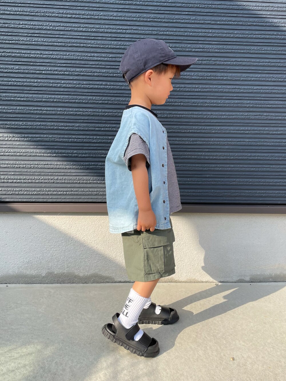 ブラック系のTシャツ/カットソー、ブルー系のベスト、グリーン系のその他パンツを着用したキッズの夏コーディネートの4枚目の写真