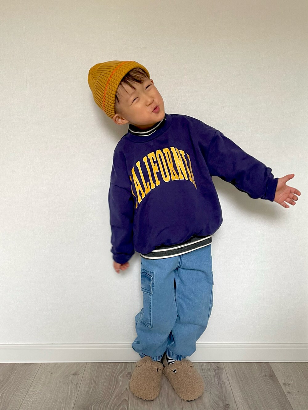 ブラック系のTシャツ/カットソー、ブルー系のスウェット、ブルー系のカーゴパンツを着用したキッズの冬コーディネートの4枚目の写真