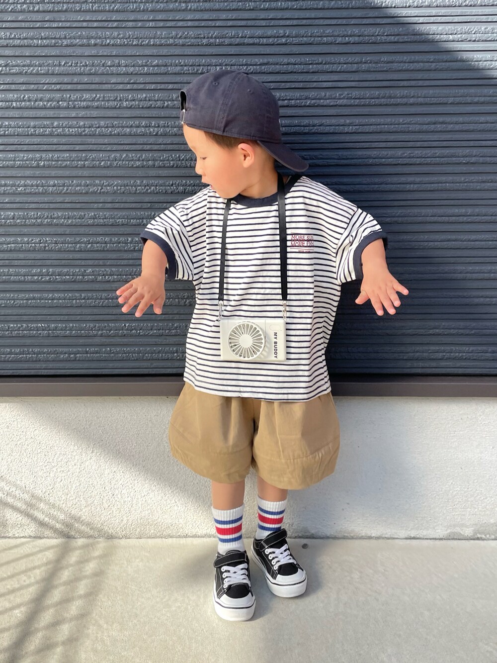 ブラック系のTシャツ/カットソー、ベージュ系のその他パンツ、ブラック系のスニーカーを着用したキッズの夏コーディネートの2枚目の写真