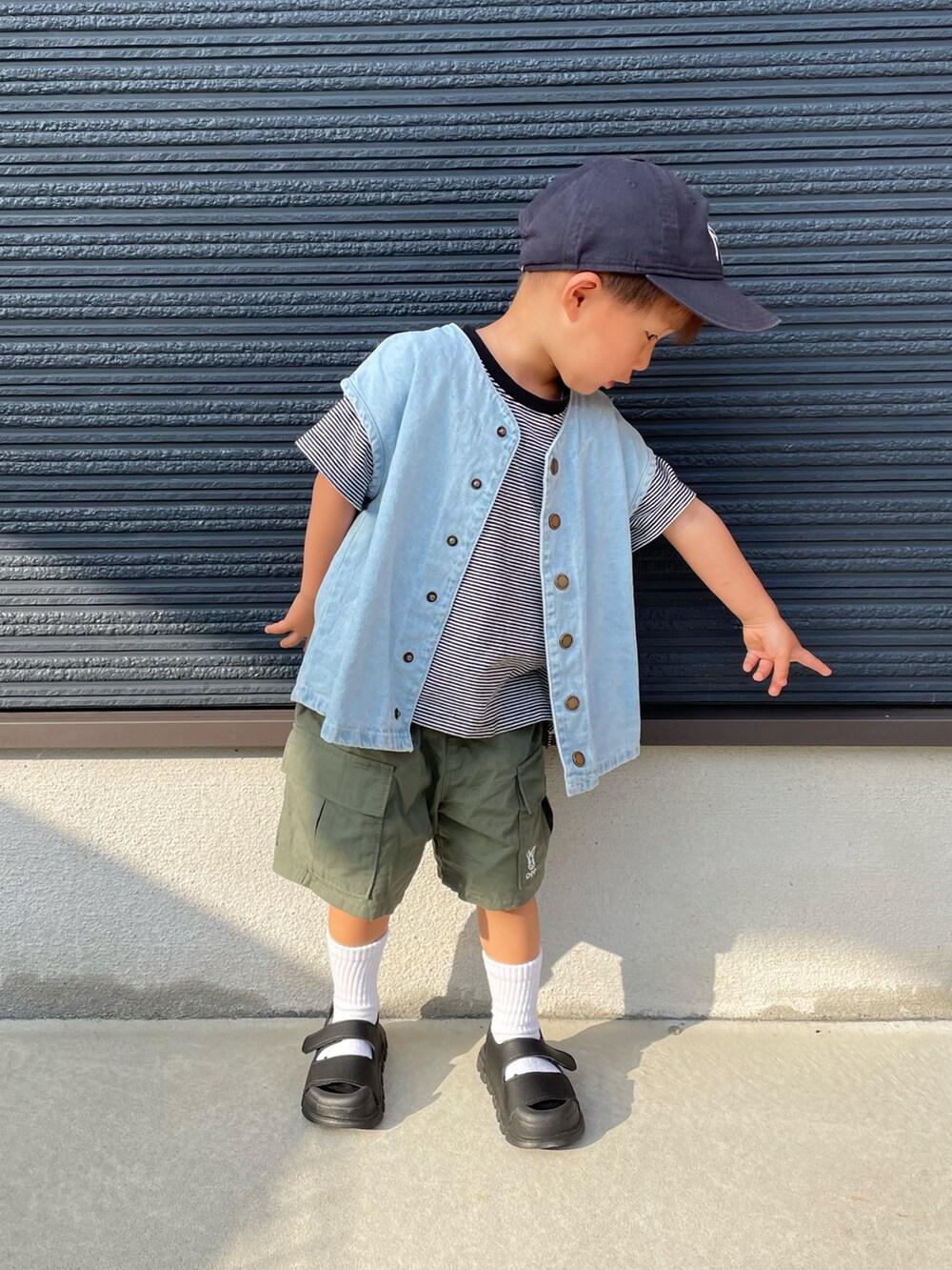 ブラック系のTシャツ/カットソー、ブルー系のベスト、グリーン系のその他パンツを着用したキッズの夏コーディネートの3枚目の写真