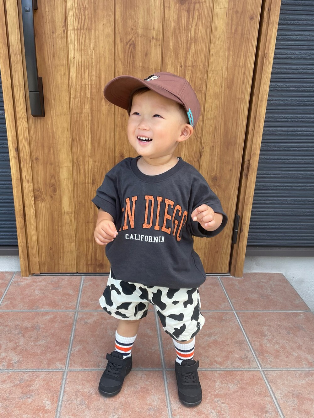 グレー系のTシャツ/カットソー、ホワイト系のその他パンツ、ブラック系のスニーカーを着用したキッズの夏コーディネートの2枚目の写真