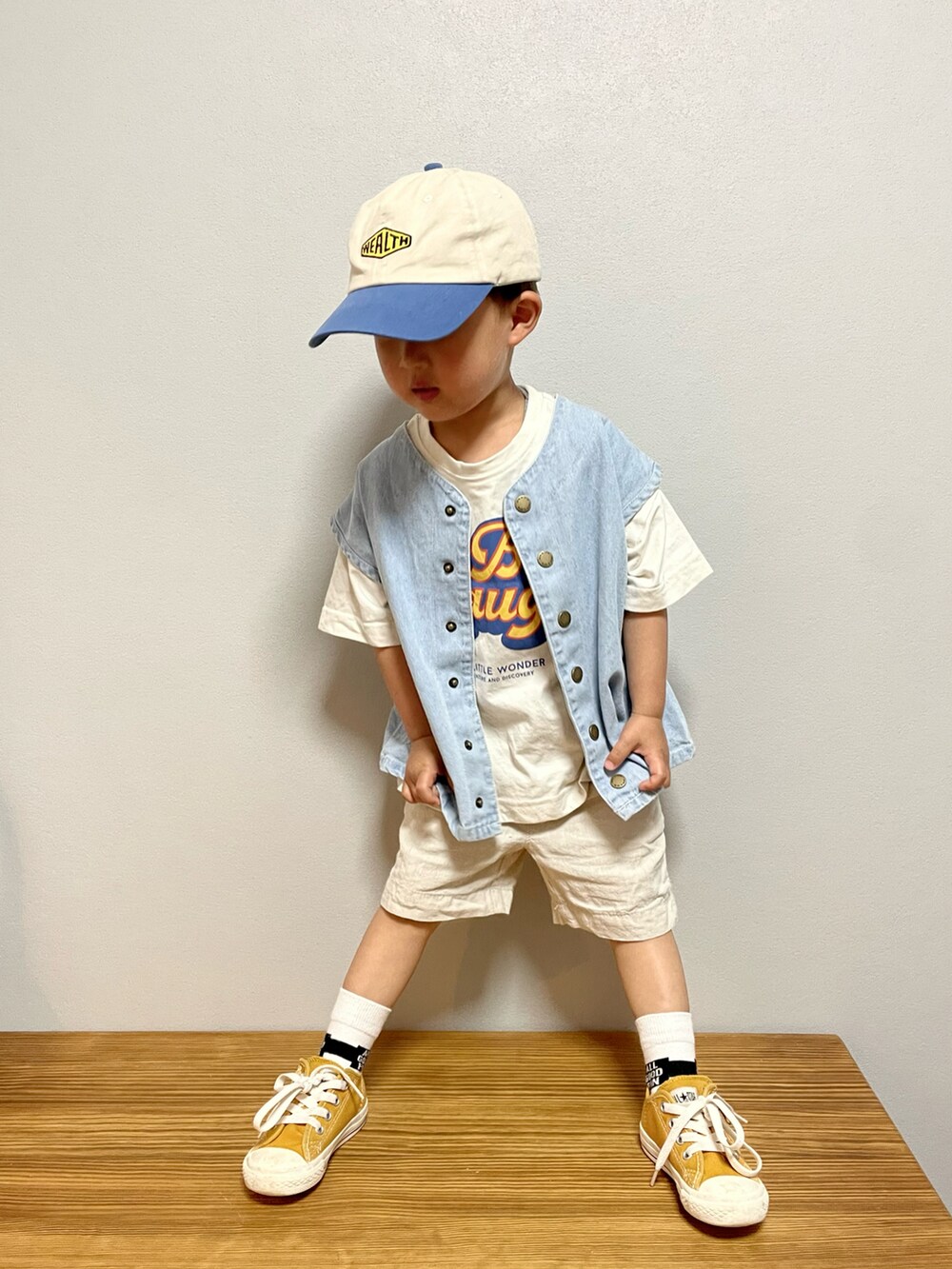 ブルー系のベスト、ホワイト系のTシャツ/カットソー、グレー系のその他パンツを着用したキッズの春コーディネートの5枚目の写真