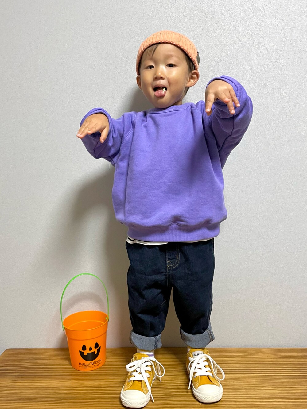 パープル系のスウェット、ブラック系のTシャツ/カットソー、ブルー系のデニムパンツを着用したキッズの秋コーディネートの4枚目の写真