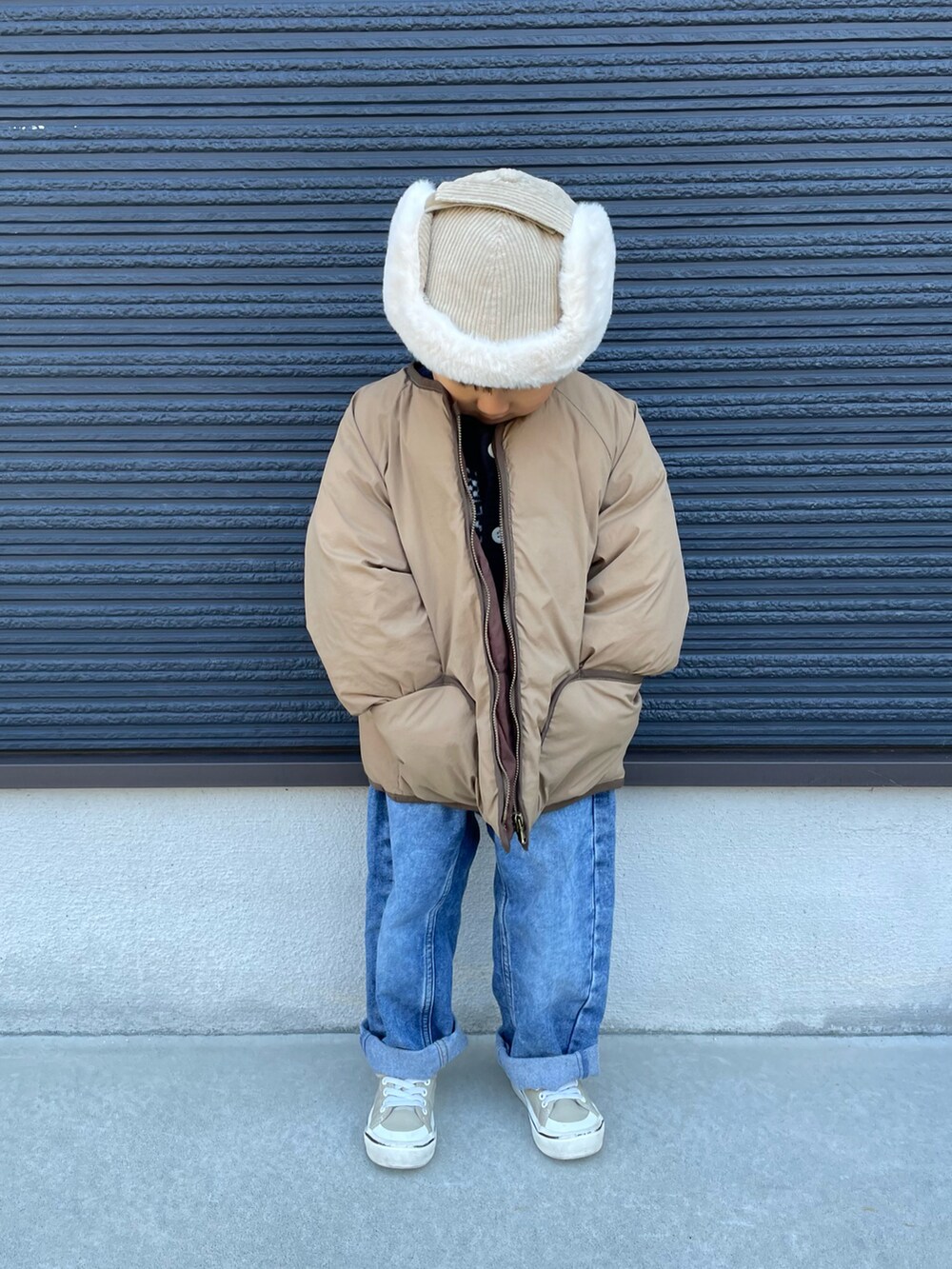 「クリスマスに着たい服、冬コーデ、冬アウター、ブルゾン、ニット、カーディガン、デニム、デニムパンツ、パイロットキャップ、シンプルスタイル、スニーカー」｜「西松屋のアイテム（キャップ、ベージュ系）」を使った、ＯＴＯ ☺︎ ‬ＲＩＲＩさん（キッズ・90cm）の冬コーディネートの5枚目の写真