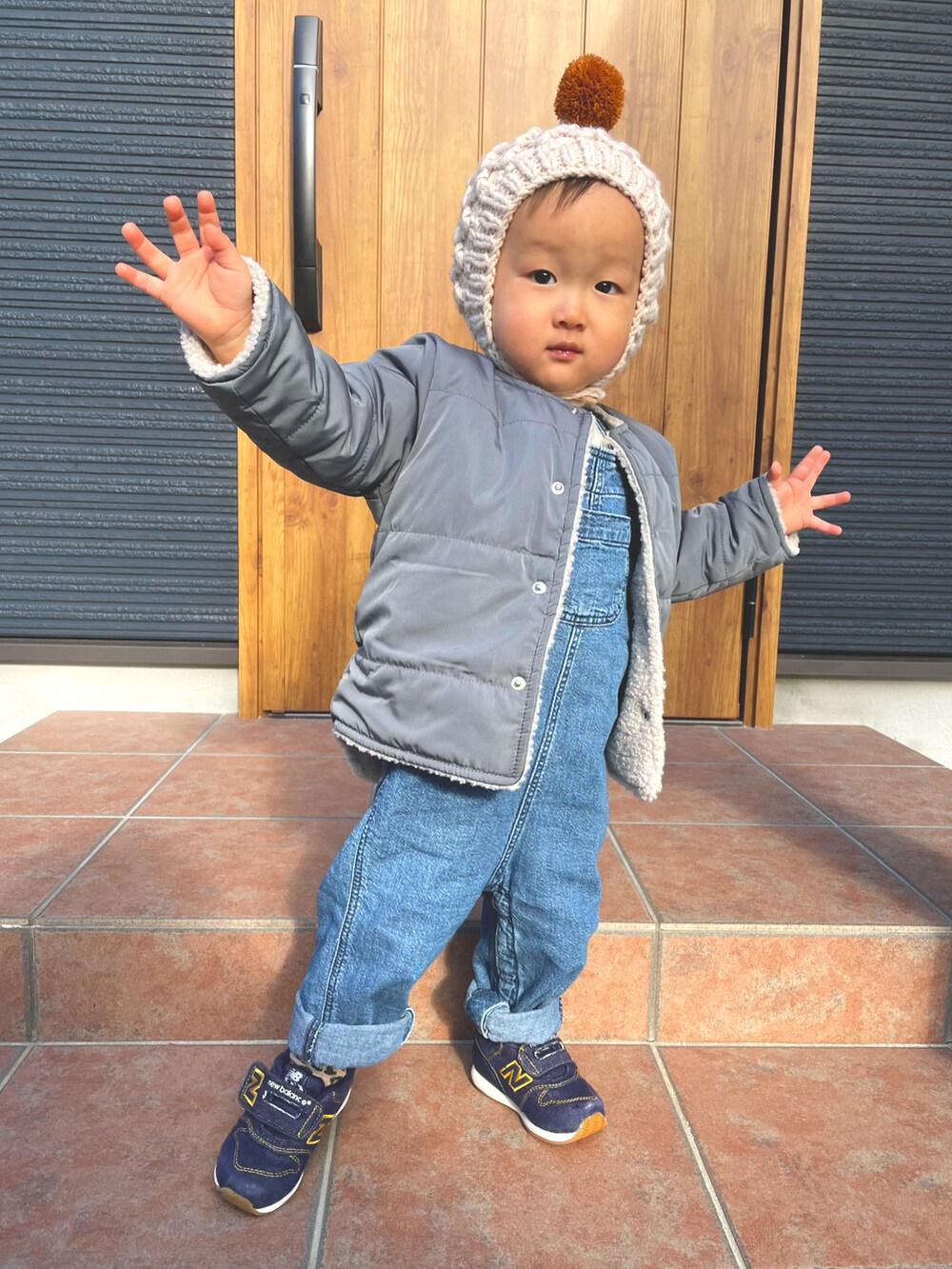 ブルー系のノーカラージャケット、ブルー系のサロペット/オーバーオール、ブルー系のスニーカーを着用したキッズの冬コーディネートの3枚目の写真