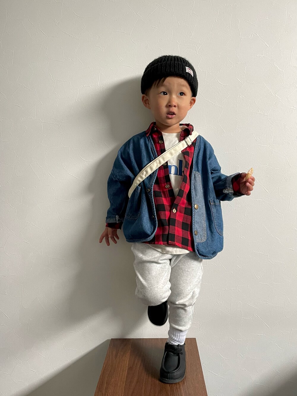 「いまどきジャケット写真、デニム、デニムジャケット、スウェット、スウェットパンツ、レイヤードスタイル、シャツスタイル、ニット帽、ショルダーバッグ、韓国子供服、休日スタイル、カジュアルコーデ」｜「Robe bebe'のアイテム（ニットキャップ/ビーニー、ブラック系）」を使った、ＯＴＯ ☺︎ ‬ＲＩＲＩさん（キッズ・90cm）の春コーディネートの2枚目の写真