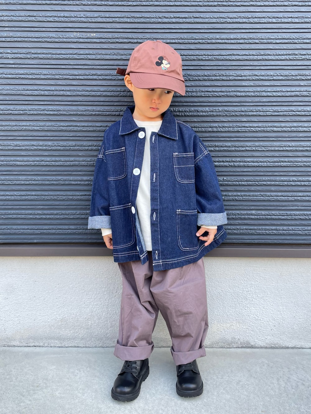 ブルー系のデニムジャケット、ブラウン系のその他パンツ、ブラック系のブーツを着用したキッズの秋コーディネートの2枚目の写真