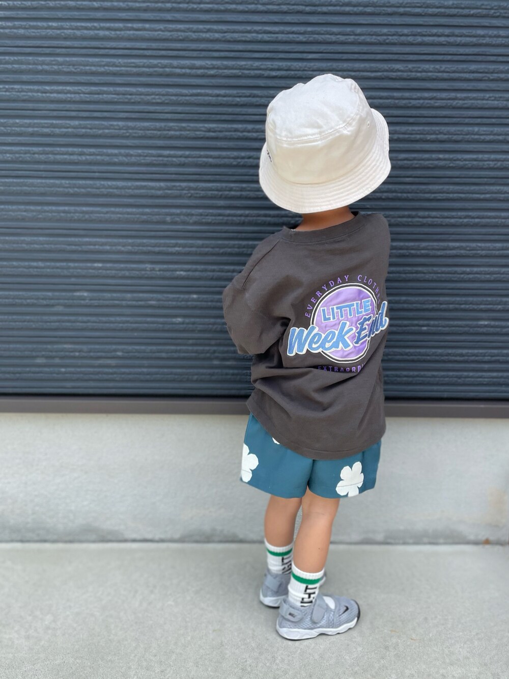 グレー系のTシャツ/カットソー、ブルー系のその他パンツ、グレー系のスニーカーを着用したキッズの春コーディネートの3枚目の写真