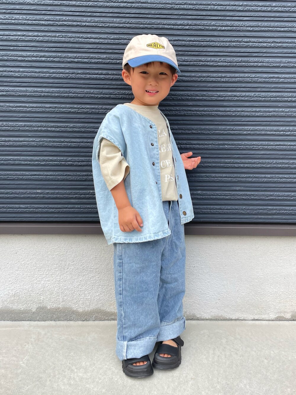 ブルー系のベスト、その他のTシャツ/カットソー、ブルー系のデニムパンツを着用したキッズの夏コーディネートの2枚目の写真