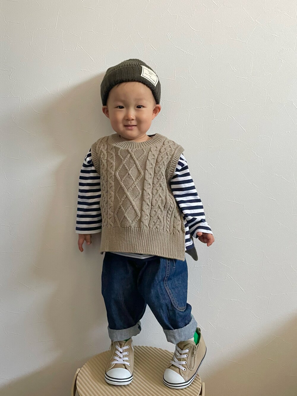 グリーン系のベスト、ブルー系のTシャツ/カットソー、その他のデニムパンツを着用したキッズの春コーディネートの4枚目の写真