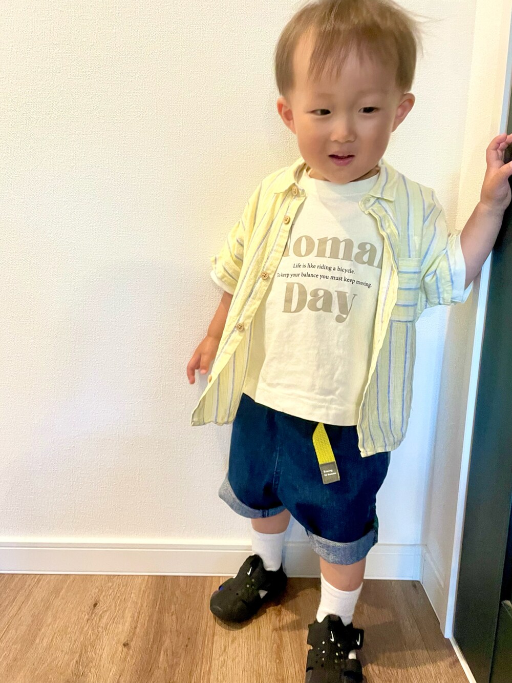 ベージュ系のTシャツ/カットソー、イエロー系のシャツ/ブラウス、ブルー系のデニムパンツを着用したキッズの春コーディネートの2枚目の写真