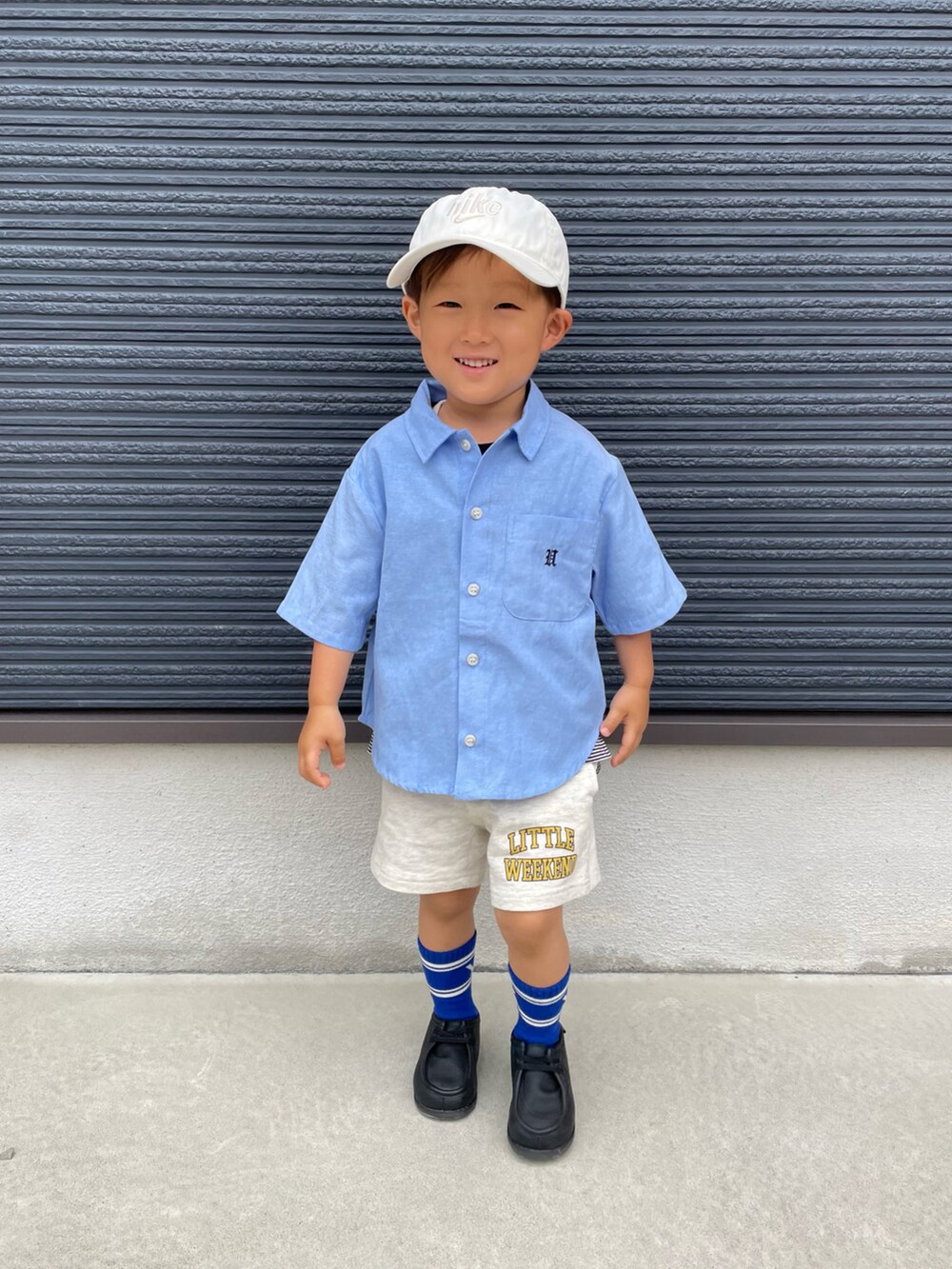 ブルー系のシャツ/ブラウス、ホワイト系のセットアップ、ブラック系のブーツを着用したキッズの夏コーディネートの2枚目の写真