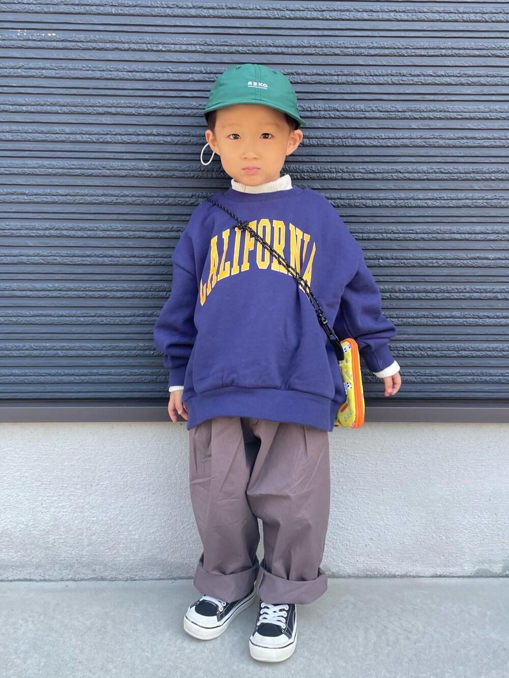 ホワイト系のTシャツ/カットソー、ブルー系のスウェット、ブラウン系のその他パンツを着用したキッズの秋コーディネートの4枚目の写真