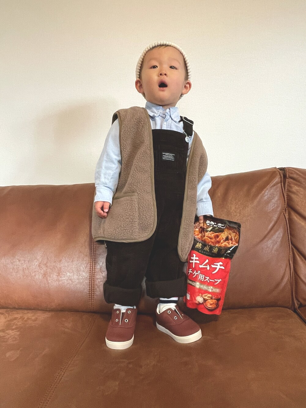 ブルー系のシャツ/ブラウス、グレー系のサロペット/オーバーオール、レッド系のスニーカーを着用したキッズの冬コーディネートの2枚目の写真