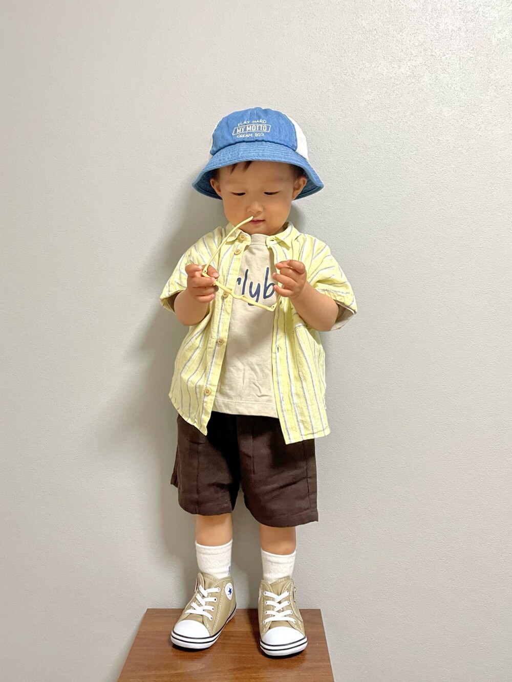 その他のTシャツ/カットソー、グレー系のその他パンツ、ベージュ系のスニーカーを着用したキッズの春コーディネートの3枚目の写真