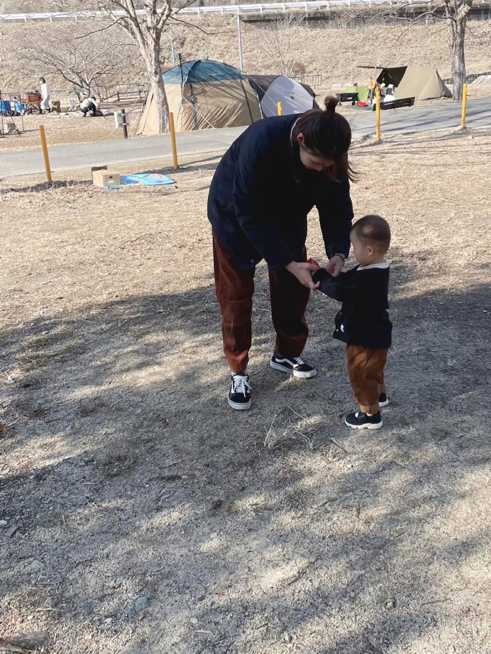 ブラック系のノーカラージャケット、ホワイト系のTシャツ/カットソー、ブラウン系のその他パンツを着用したキッズの冬コーディネートの4枚目の写真