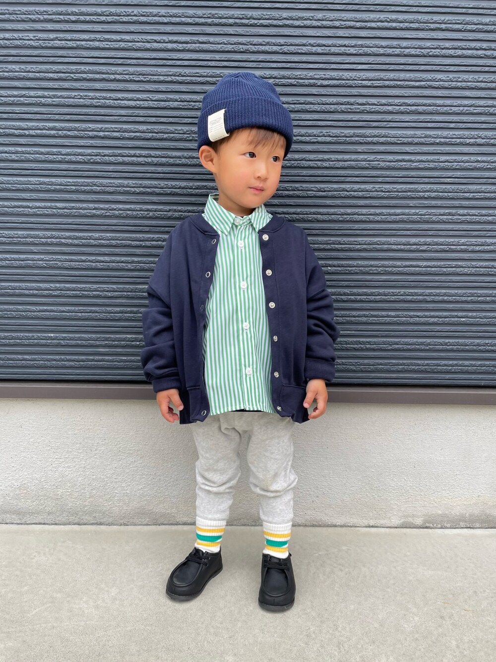 グリーン系のシャツ/ブラウス、ブルー系のカーディガン/ボレロ、ホワイト系のその他パンツを着用したキッズの春コーディネートの2枚目の写真