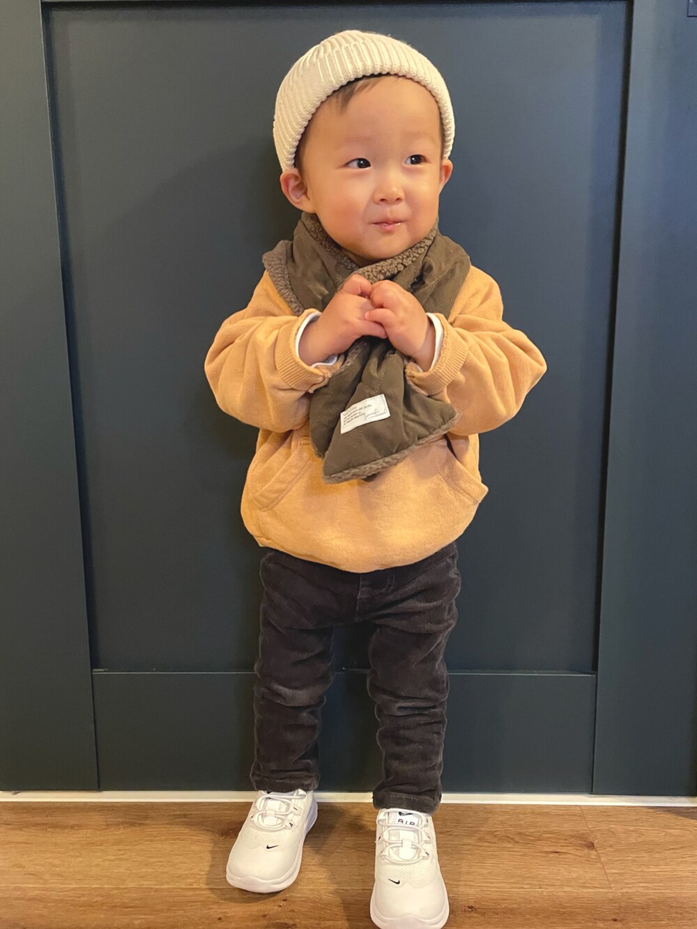 グレー系のその他パンツ、オレンジ系のスウェット、ホワイト系のニットキャップ/ビーニーを着用したキッズの冬コーディネートの2枚目の写真