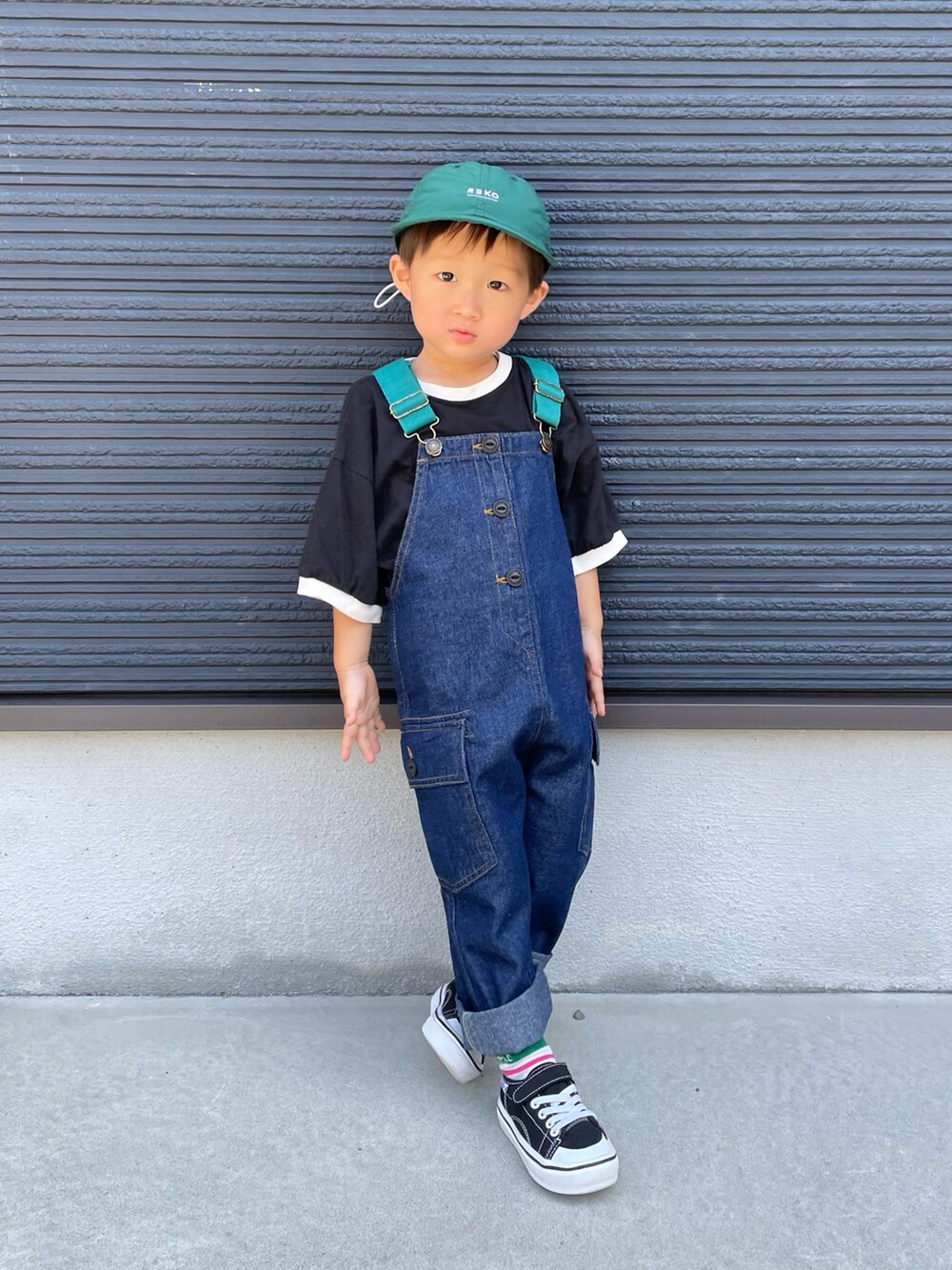 ブラック系のTシャツ/カットソー、ブルー系のサロペット/オーバーオール、ブラック系のスニーカーを着用したキッズの夏コーディネートの3枚目の写真