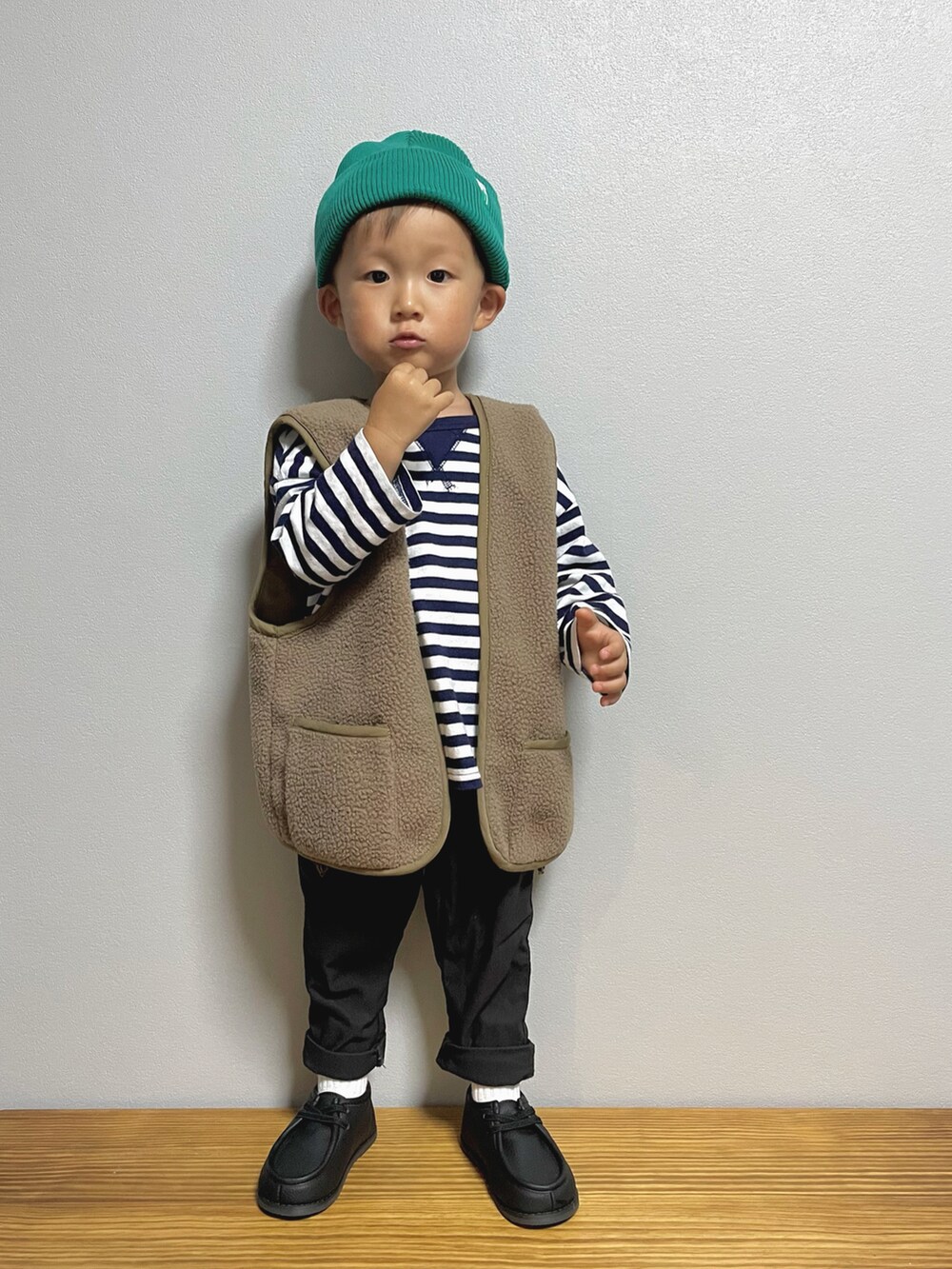 ブルー系のTシャツ/カットソー、グリーン系のその他アウター、グレー系のその他パンツを着用したキッズの秋コーディネートの3枚目の写真