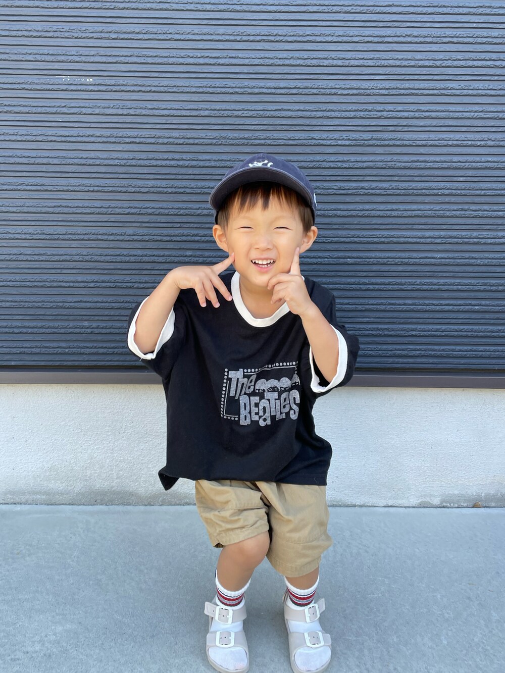 ブラック系のTシャツ/カットソー、ベージュ系のその他パンツ、ベージュ系のサンダルを着用したキッズの夏コーディネートの5枚目の写真