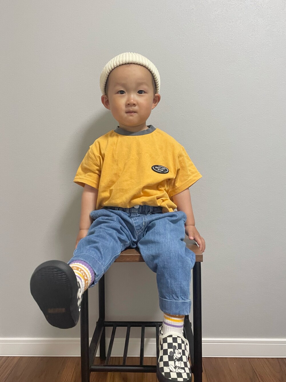 オレンジ系のTシャツ/カットソー、ブルー系のデニムパンツ、ブラック系のスリッポンを着用したキッズの春コーディネートの5枚目の写真