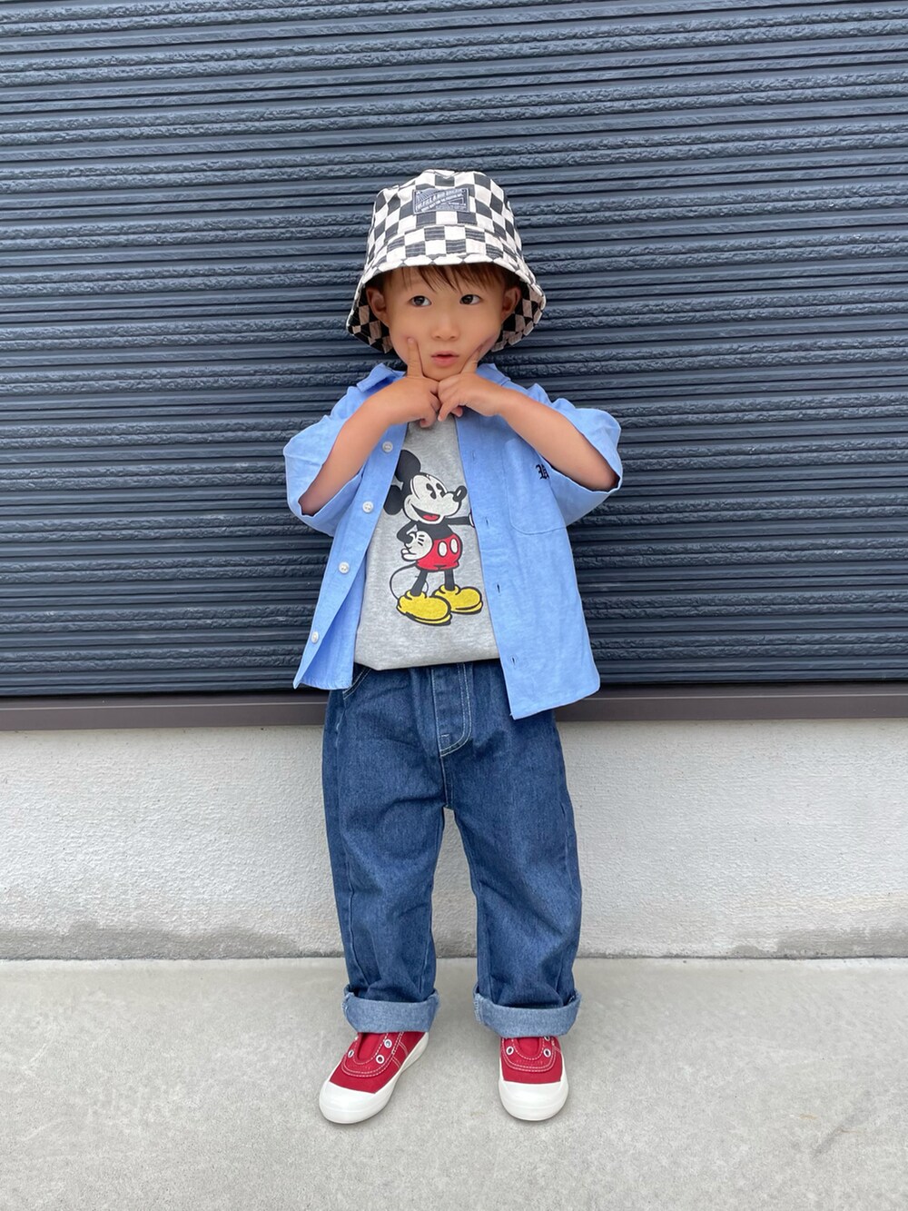 ブルー系のシャツ/ブラウス、グレー系のTシャツ/カットソー、ブルー系のデニムパンツを着用したキッズの夏コーディネートの2枚目の写真