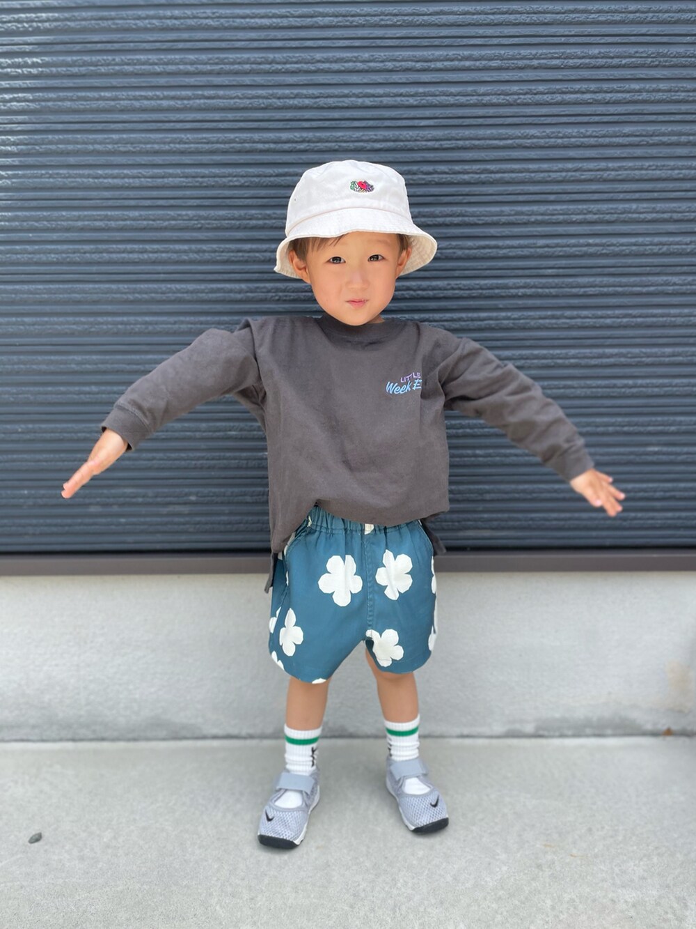 グレー系のTシャツ/カットソー、ブルー系のその他パンツ、グレー系のスニーカーを着用したキッズの春コーディネートの4枚目の写真