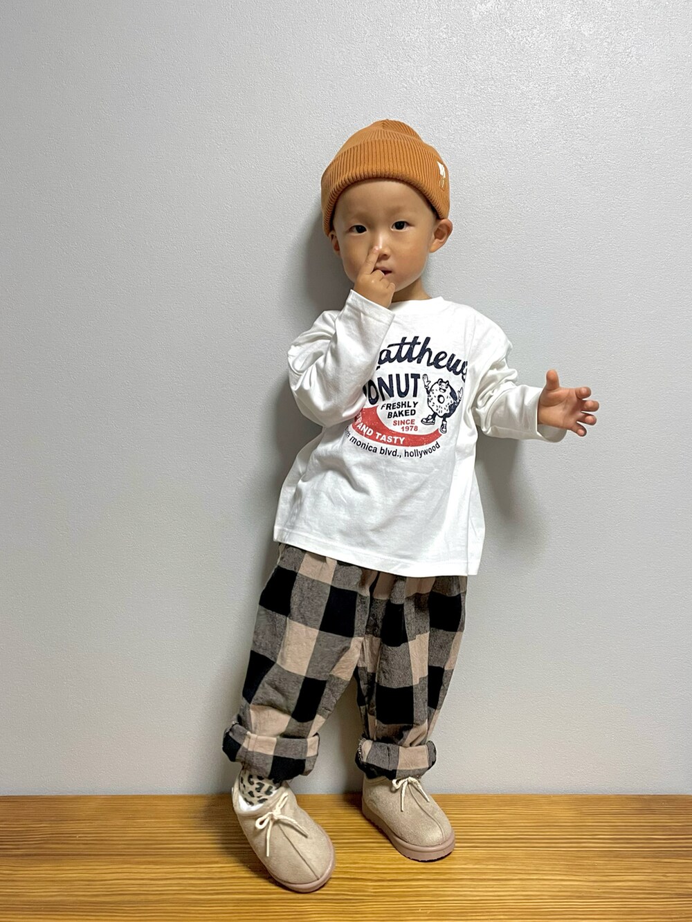 ホワイト系のTシャツ/カットソー、ブラウン系のブルゾン、ベージュ系のその他パンツを着用したキッズの秋コーディネートの3枚目の写真