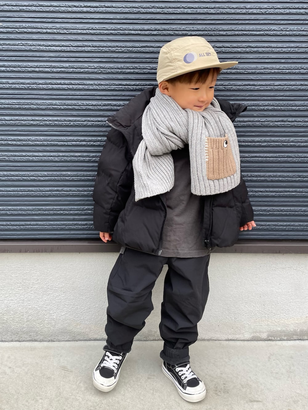 ブラック系のブルゾン、ブラック系のその他パンツ、ブラック系のスニーカーを着用したキッズの冬コーディネートの4枚目の写真