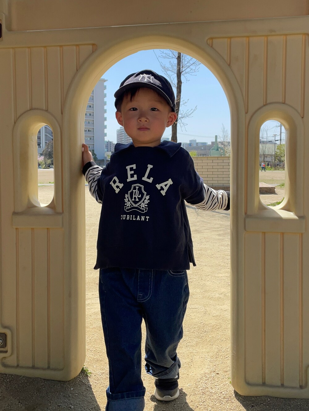 ブルー系のスウェット、ブラック系のTシャツ/カットソー、ブルー系のデニムパンツを着用したキッズの春コーディネートの3枚目の写真