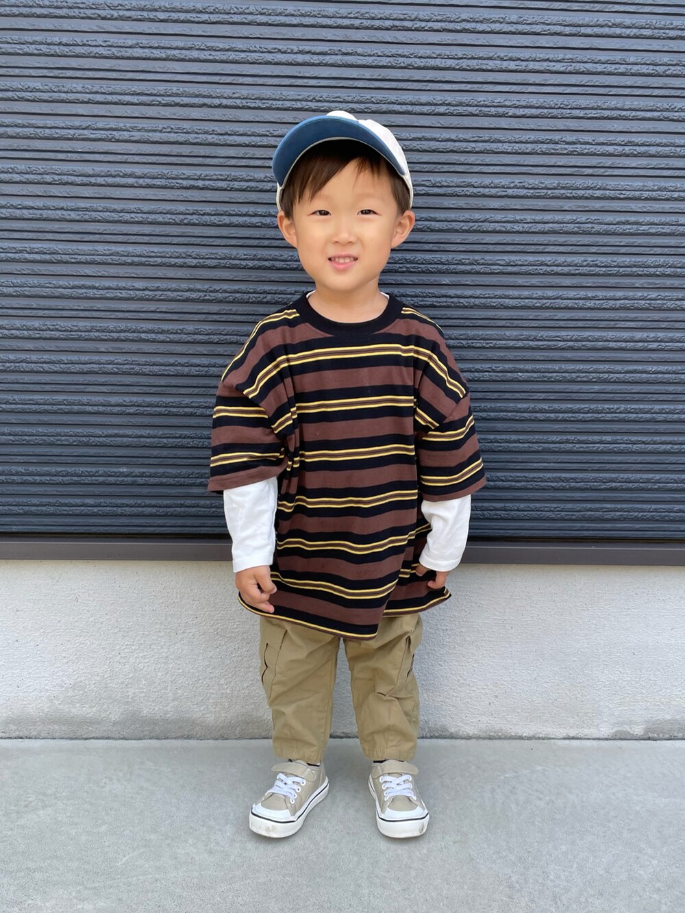 ブラウン系のTシャツ/カットソー、ホワイト系のTシャツ/カットソー、ベージュ系のカーゴパンツを着用したキッズの春コーディネートの3枚目の写真