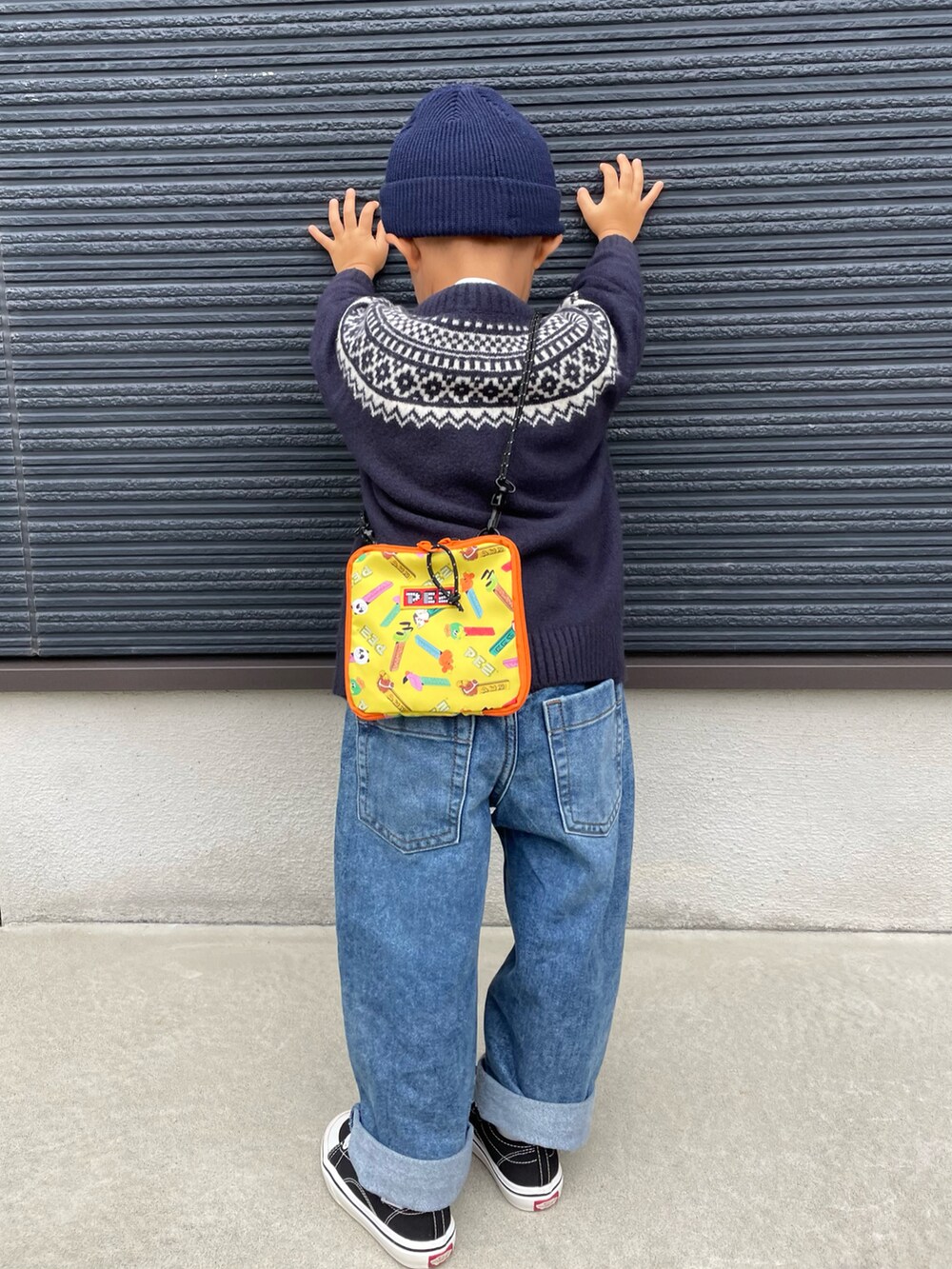 ホワイト系のTシャツ/カットソー、ブルー系のカーディガン/ボレロ、イエロー系のショルダーバッグを着用したキッズの秋コーディネートの5枚目の写真