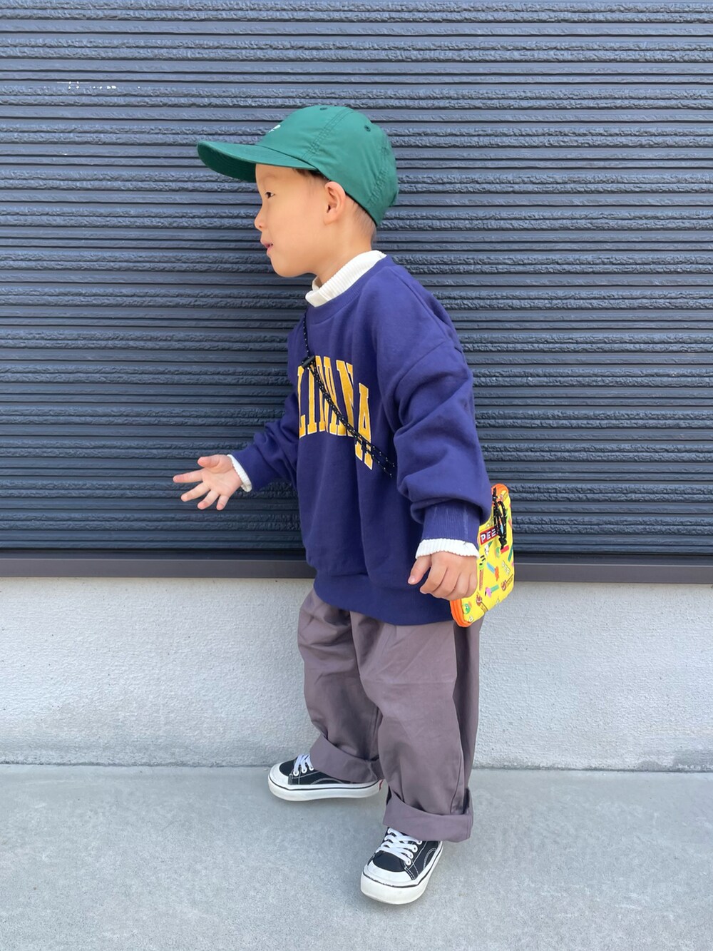 ホワイト系のTシャツ/カットソー、ブルー系のスウェット、ブラウン系のその他パンツを着用したキッズの秋コーディネートの3枚目の写真