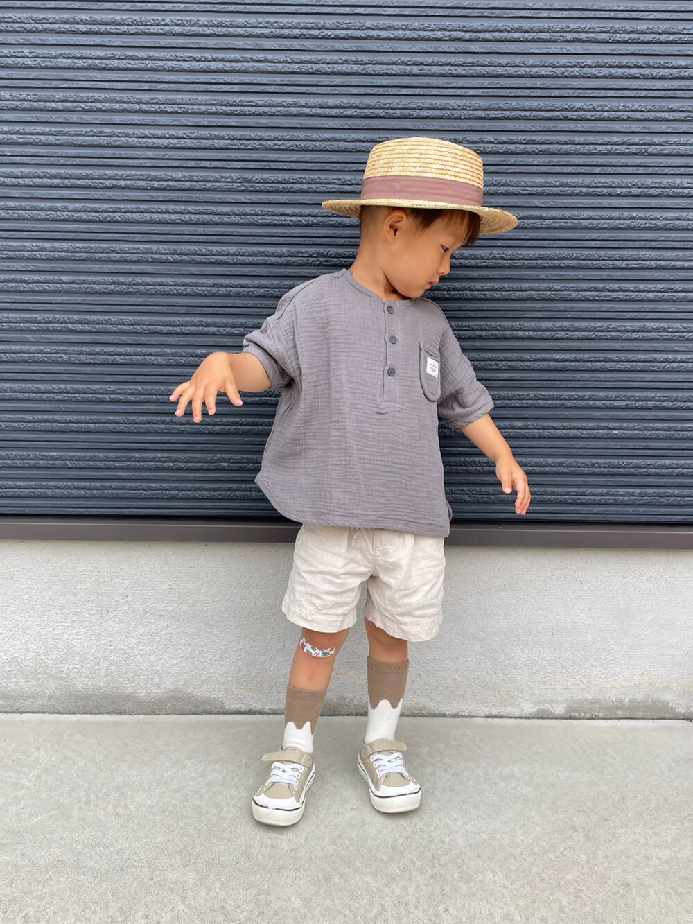 グレー系のシャツ/ブラウス、グレー系のその他パンツ、ベージュ系のスニーカーを着用したキッズの夏コーディネートの4枚目の写真