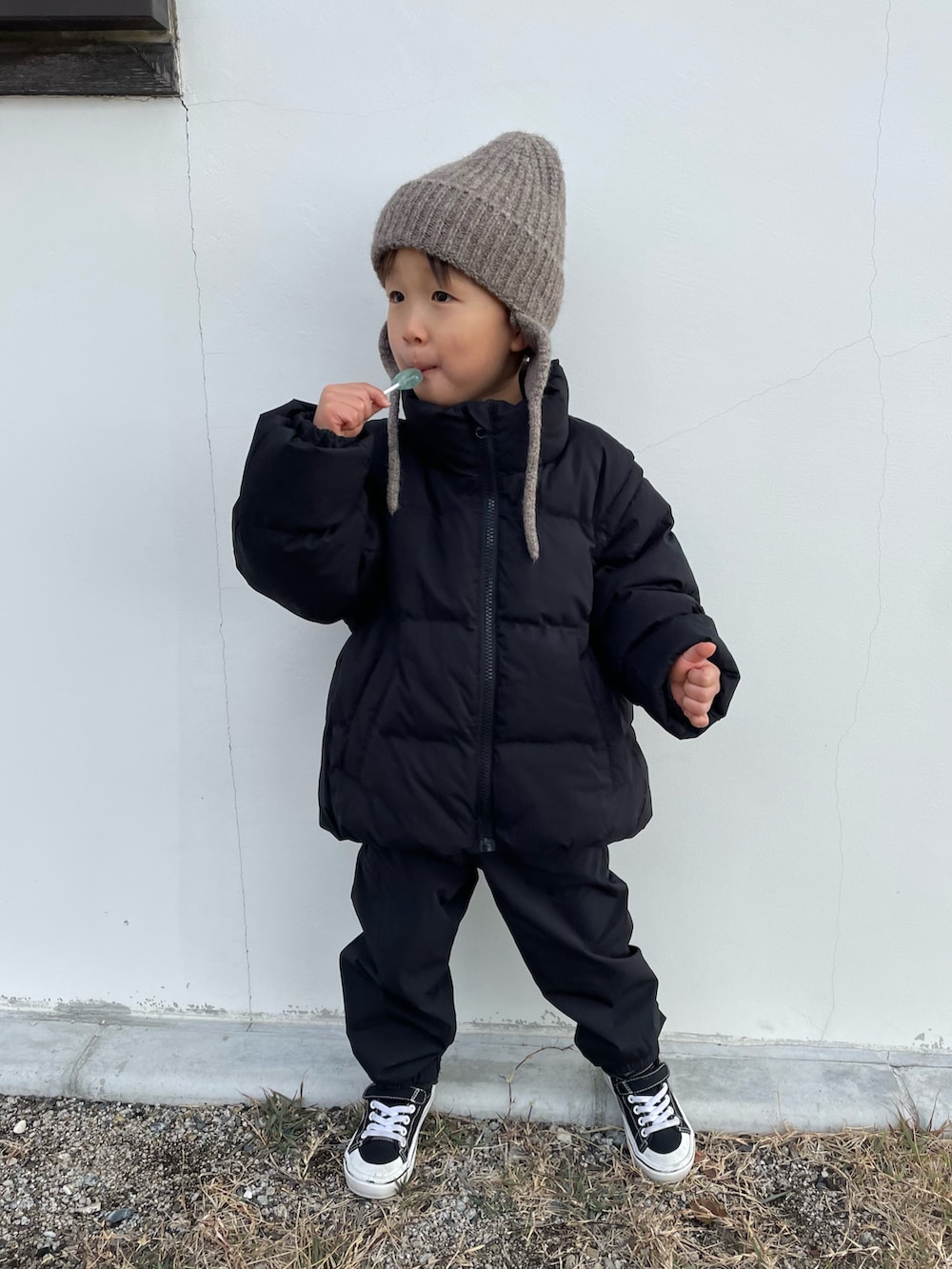 ブラック系のブルゾン、ブラック系のその他パンツ、ブラック系のスニーカーを着用したキッズの冬コーディネートの4枚目の写真