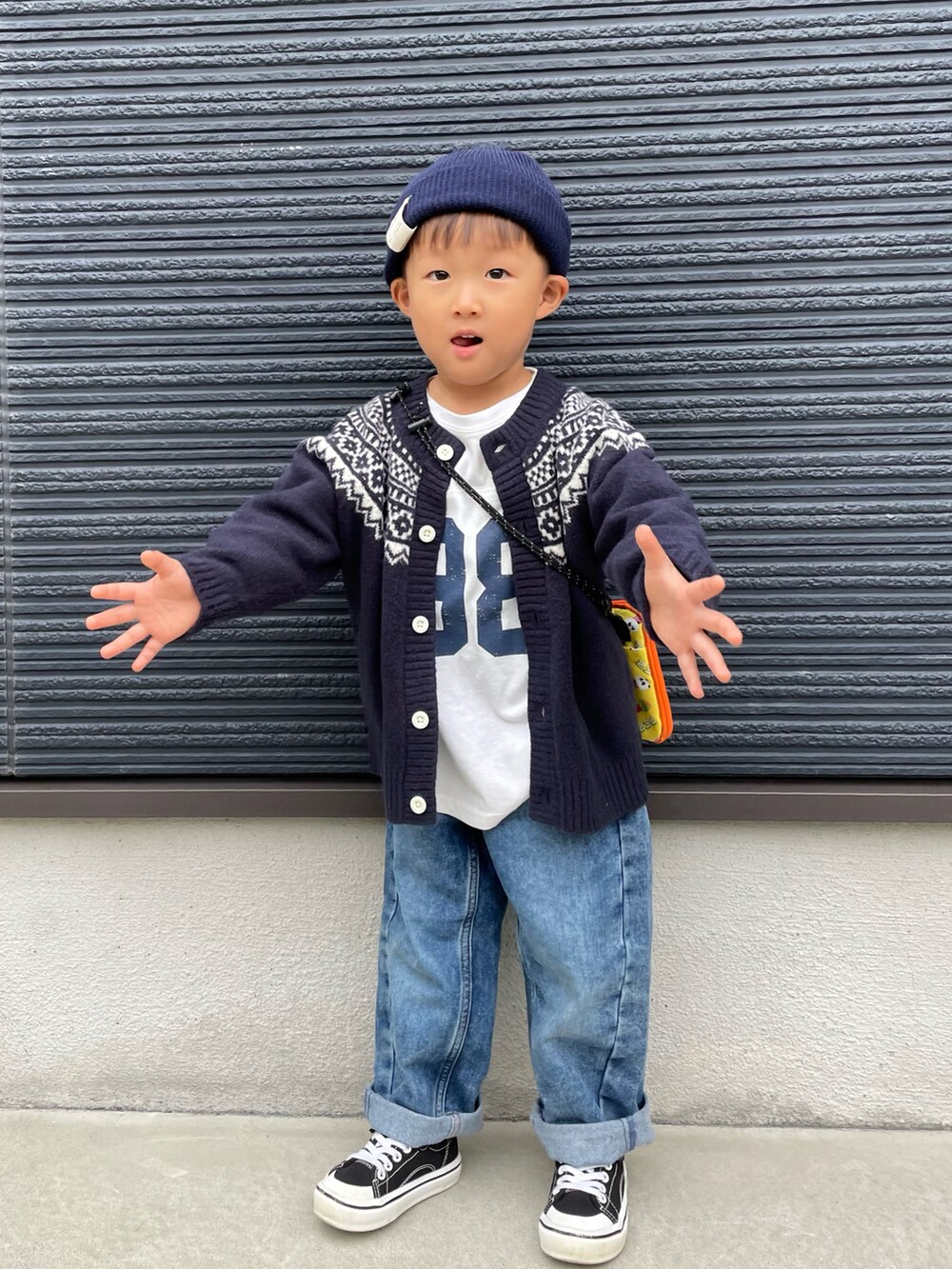 ホワイト系のTシャツ/カットソー、ブルー系のカーディガン/ボレロ、イエロー系のショルダーバッグを着用したキッズの秋コーディネートの3枚目の写真