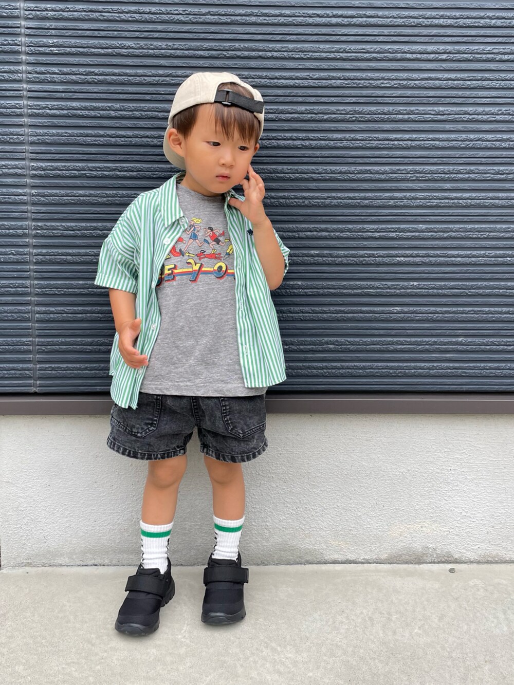 グリーン系のシャツ/ブラウス、グレー系のTシャツ/カットソー、ブラック系のその他パンツを着用したキッズの夏コーディネートの2枚目の写真